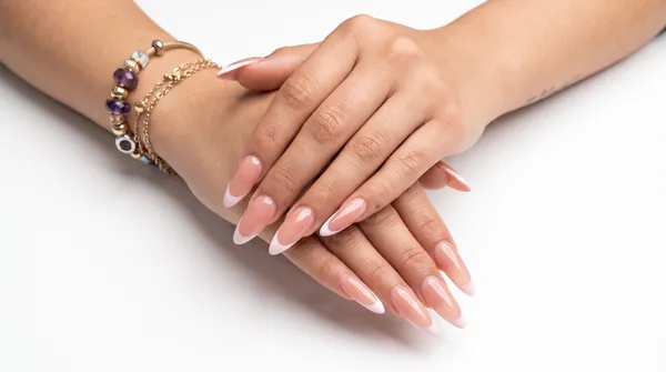 Manicure francesa clásica en uñas largas tipo stiletto