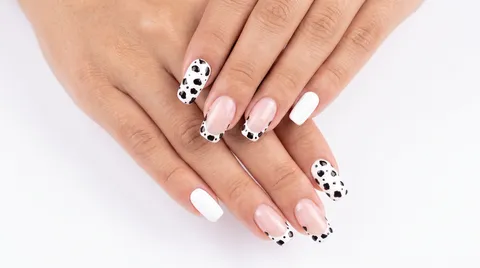 Nail art estilo animal print en blanco y negro combinado con francesa